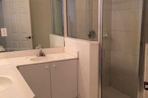 Снять в аренду таунхаус в Дорал, Флорида 3 спальни, 140.38м2, № 1954582 - фото 8