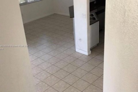 Снять в аренду таунхаус в Дорал, Флорида 3 спальни, 140.38м2, № 1954582 - фото 7