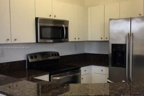 Снять в аренду таунхаус в Дорал, Флорида 3 спальни, 140.38м2, № 1954582 - фото 5