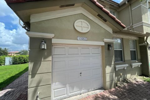 Снять в аренду таунхаус в Дорал, Флорида 3 спальни, 140.38м2, № 1954582 - фото 2