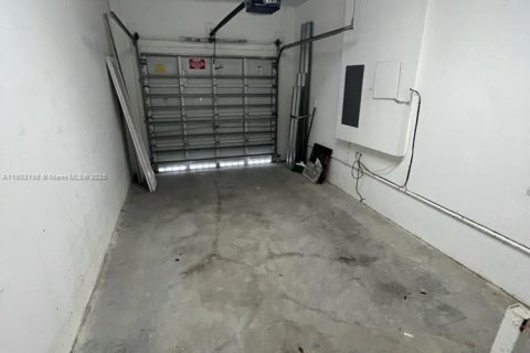 Снять в аренду таунхаус в Дорал, Флорида 3 спальни, 140.38м2, № 1954582 - фото 28