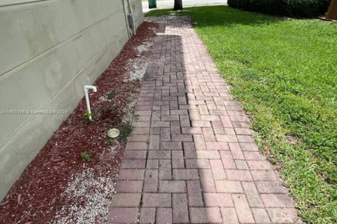 Снять в аренду таунхаус в Дорал, Флорида 3 спальни, 140.38м2, № 1954582 - фото 30