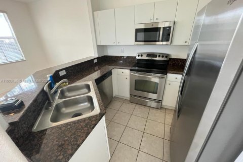 Снять в аренду таунхаус в Дорал, Флорида 3 спальни, 140.38м2, № 1954582 - фото 12