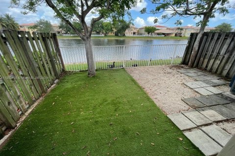 Снять в аренду таунхаус в Дорал, Флорида 3 спальни, 140.38м2, № 1954582 - фото 4