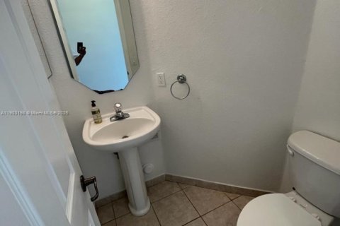 Снять в аренду таунхаус в Дорал, Флорида 3 спальни, 140.38м2, № 1954582 - фото 15