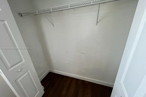 Снять в аренду таунхаус в Дорал, Флорида 3 спальни, 140.38м2, № 1954582 - фото 23