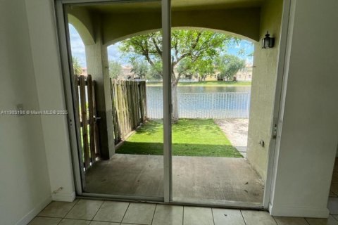 Снять в аренду таунхаус в Дорал, Флорида 3 спальни, 140.38м2, № 1954582 - фото 25