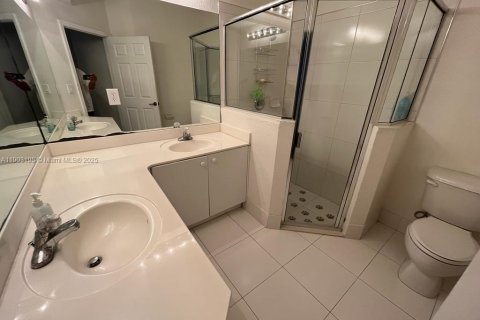 Снять в аренду таунхаус в Дорал, Флорида 3 спальни, 140.38м2, № 1954582 - фото 20