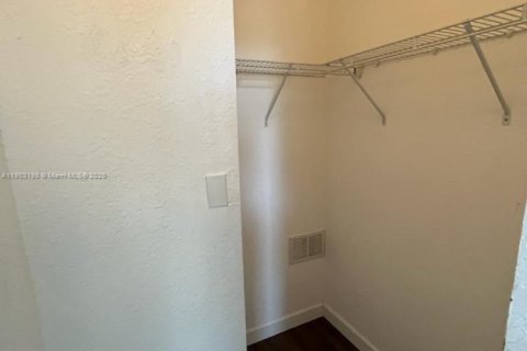 Снять в аренду таунхаус в Дорал, Флорида 3 спальни, 140.38м2, № 1954582 - фото 24