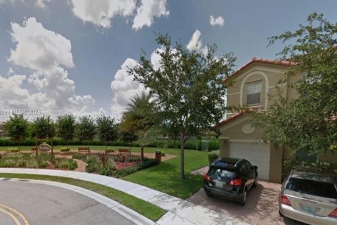 Снять в аренду таунхаус в Дорал, Флорида 3 спальни, 140.38м2, № 1954582 - фото 3