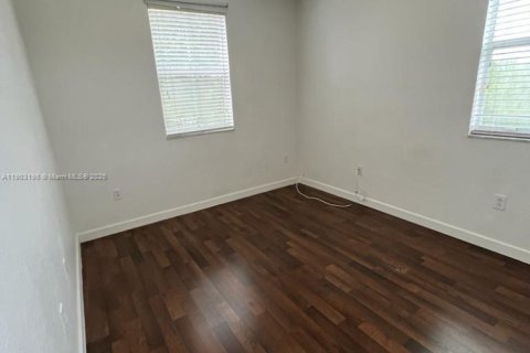 Снять в аренду таунхаус в Дорал, Флорида 3 спальни, 140.38м2, № 1954582 - фото 17