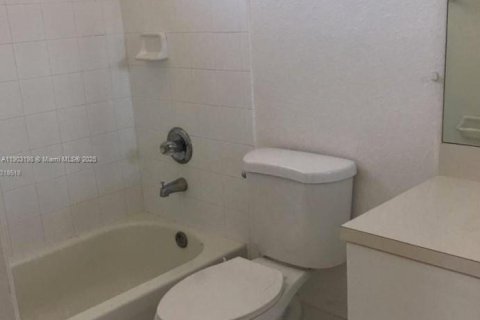 Снять в аренду таунхаус в Дорал, Флорида 3 спальни, 140.38м2, № 1954582 - фото 9