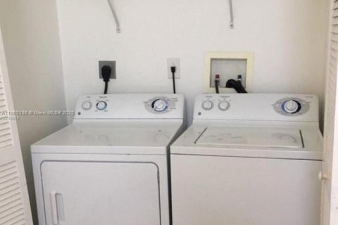 Снять в аренду таунхаус в Дорал, Флорида 3 спальни, 140.38м2, № 1954582 - фото 26