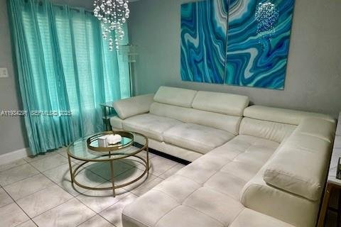 Снять в аренду таунхаус в Мирамар, Флорида 3 спальни, 147.53м2, № 1992661 - фото 1