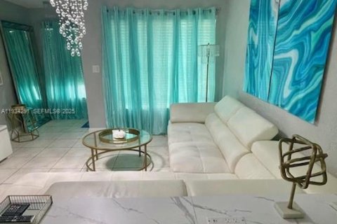 Снять в аренду таунхаус в Мирамар, Флорида 3 спальни, 147.53м2, № 1992661 - фото 3