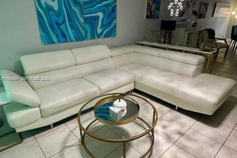 Снять в аренду таунхаус в Мирамар, Флорида 3 спальни, 147.53м2, № 1992661 - фото 2