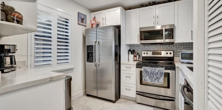 Condominio en Plantation, Florida, 2 dormitorios  № 1953021