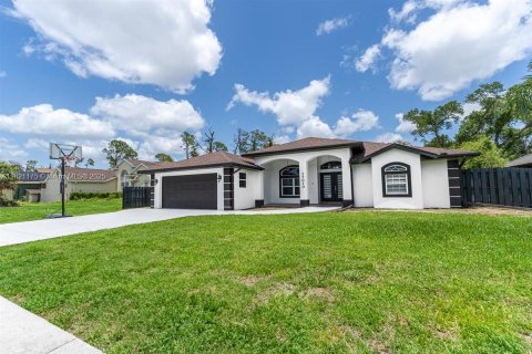 House in Port Charlotte, Florida 3 bedrooms, 201.23 sq.m. № 1783619 - photo 1