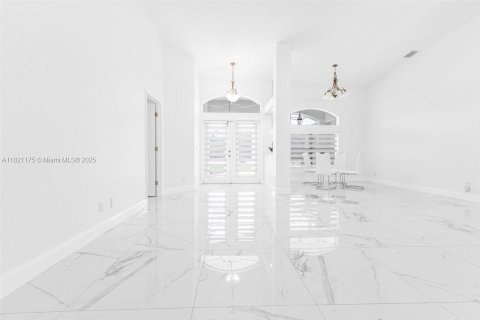 House in Port Charlotte, Florida 3 bedrooms, 201.23 sq.m. № 1783619 - photo 10
