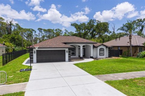 House in Port Charlotte, Florida 3 bedrooms, 201.23 sq.m. № 1783619 - photo 8
