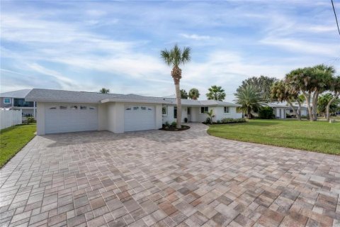 House in Englewood, Florida 3 bedrooms, 150.32 sq.m. № 1908743 - photo 1