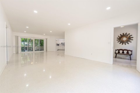 House in Coral Gables, Florida 2 bedrooms, 284.75 sq.m. № 2153615 - photo 6