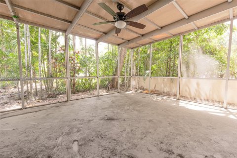 House in Coral Gables, Florida 2 bedrooms, 284.75 sq.m. № 2153615 - photo 17