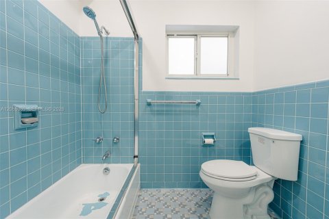 House in Coral Gables, Florida 2 bedrooms, 284.75 sq.m. № 2153615 - photo 12