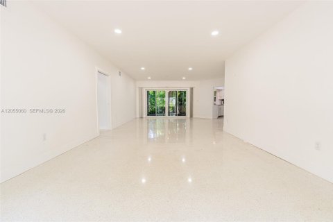 House in Coral Gables, Florida 2 bedrooms, 284.75 sq.m. № 2153615 - photo 7