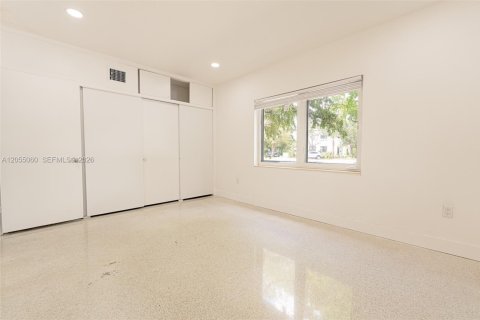 House in Coral Gables, Florida 2 bedrooms, 284.75 sq.m. № 2153615 - photo 10