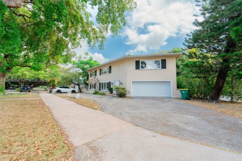 House in Coral Gables, Florida 2 bedrooms, 284.75 sq.m. № 2153615 - photo 2
