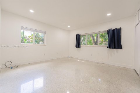 House in Coral Gables, Florida 2 bedrooms, 284.75 sq.m. № 2153615 - photo 14
