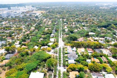 House in Coral Gables, Florida 2 bedrooms, 284.75 sq.m. № 2153615 - photo 19
