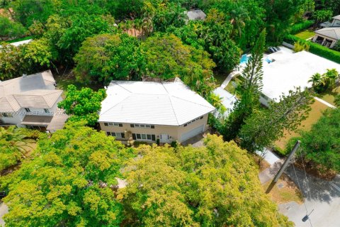 House in Coral Gables, Florida 2 bedrooms, 284.75 sq.m. № 2153615 - photo 21