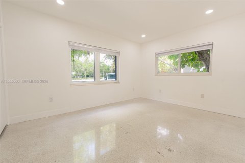 House in Coral Gables, Florida 2 bedrooms, 284.75 sq.m. № 2153615 - photo 11