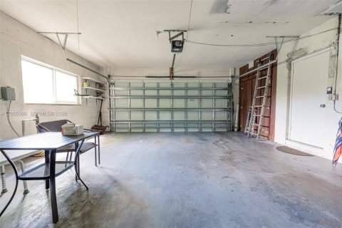 House in Coral Gables, Florida 2 bedrooms, 284.75 sq.m. № 2153615 - photo 18