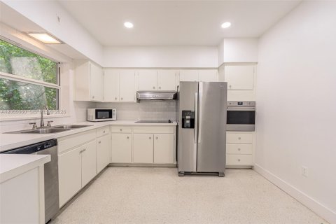 House in Coral Gables, Florida 2 bedrooms, 284.75 sq.m. № 2153615 - photo 9