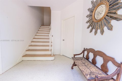 House in Coral Gables, Florida 2 bedrooms, 284.75 sq.m. № 2153615 - photo 4