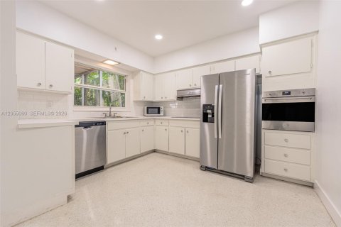 House in Coral Gables, Florida 2 bedrooms, 284.75 sq.m. № 2153615 - photo 8