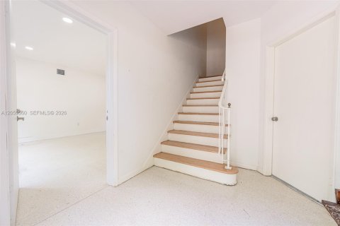 House in Coral Gables, Florida 2 bedrooms, 284.75 sq.m. № 2153615 - photo 5