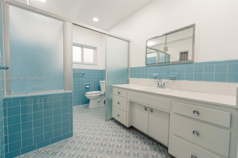 House in Coral Gables, Florida 2 bedrooms, 284.75 sq.m. № 2153615 - photo 13