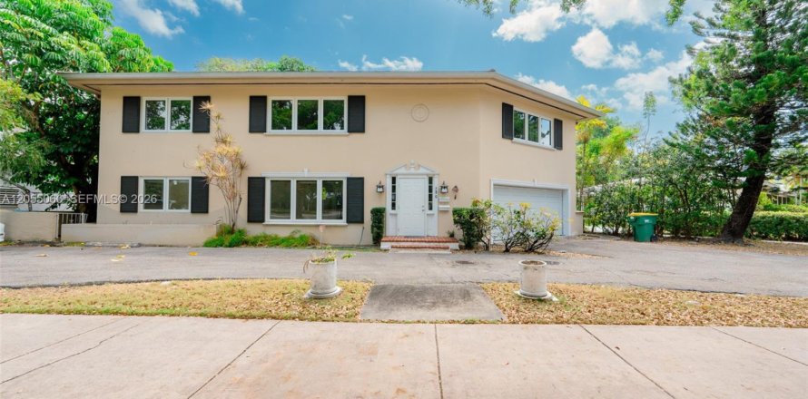 House in Coral Gables, Florida 2 bedrooms, 284.75 sq.m. № 2153615