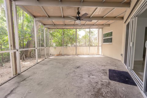 House in Coral Gables, Florida 2 bedrooms, 284.75 sq.m. № 2153615 - photo 16