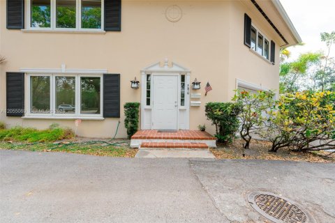 House in Coral Gables, Florida 2 bedrooms, 284.75 sq.m. № 2153615 - photo 3