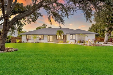 House in Bradenton, Florida 5 bedrooms, 267.47 sq.m. № 2295224