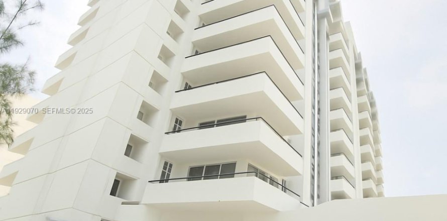 Кондоминиум с 2 спальнями в Майами-Бич, Флорида № 1988622