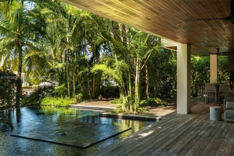 House in Coral Gables, Florida 6 bedrooms, 515.7 sq.m. № 2032939 - photo 16