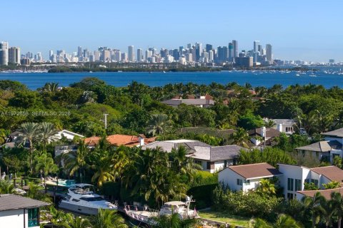 House in Coral Gables, Florida 6 bedrooms, 515.7 sq.m. № 2032939 - photo 28