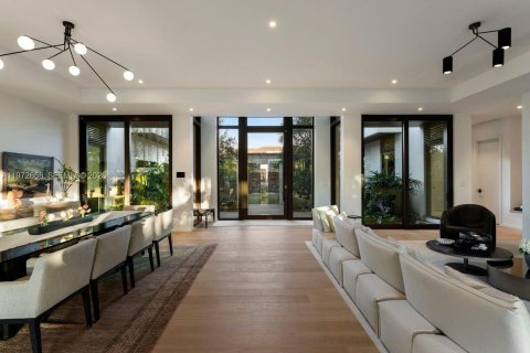 House in Coral Gables, Florida 6 bedrooms, 515.7 sq.m. № 2032939 - photo 4