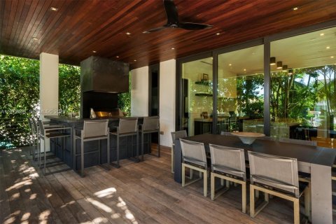 House in Coral Gables, Florida 6 bedrooms, 515.7 sq.m. № 2032939 - photo 13